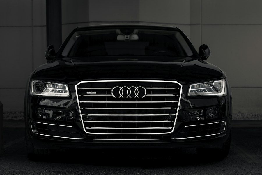 Audi negru, văzut din față