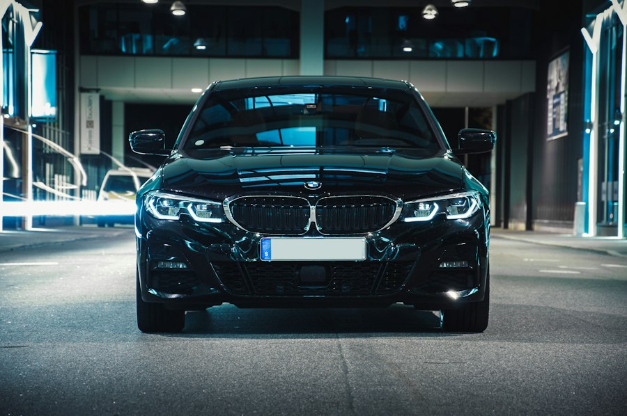 BMW negru, văzut din față