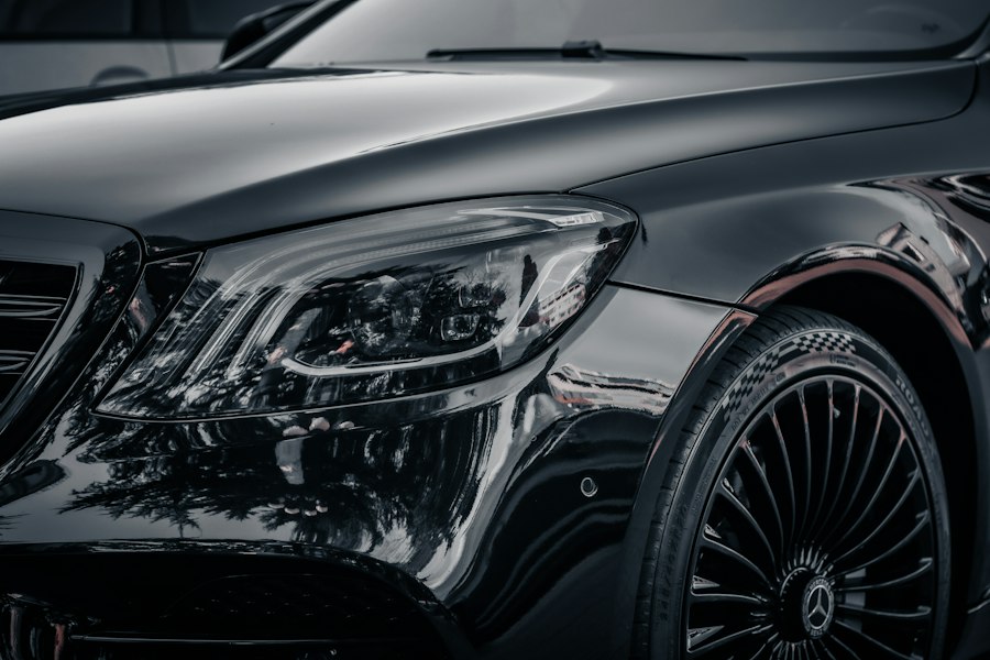 Mercedes-Benz negru, prim-plan cu farul și janta